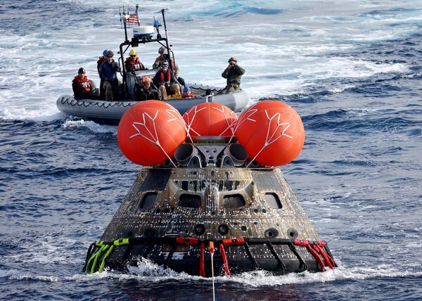 バハ・カリフォルニア沖の太平洋に落下したNASAのカプセル型無人宇宙船「オリオン」の回収作業中にあたる作業員ら（メキシコ・バハ・カリフォルニア州、11日） - Sputnik 日本