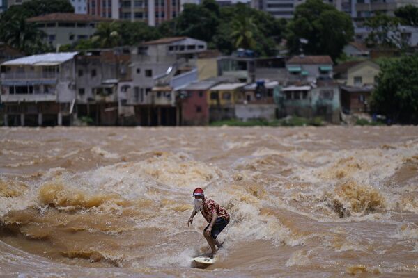 クリスマスの衣装を着てドセ川でサーフィンをするサーファー（ブラジル・ミナスジェライス州、10日） - Sputnik 日本