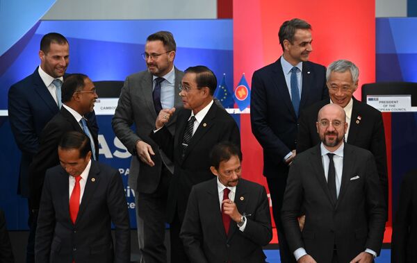欧州連合（EU）と東南アジア諸国連合（ASEAN）の首脳会議で記念撮影に臨む各国首脳陣（ベルギー・ブリュッセル、14日） - Sputnik 日本