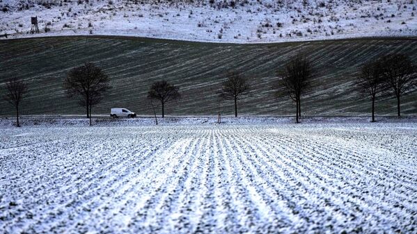 雪に覆われた畑の間の道路を走る車（ドイツ・ヴェルニゲローデ近郊、14日） - Sputnik 日本