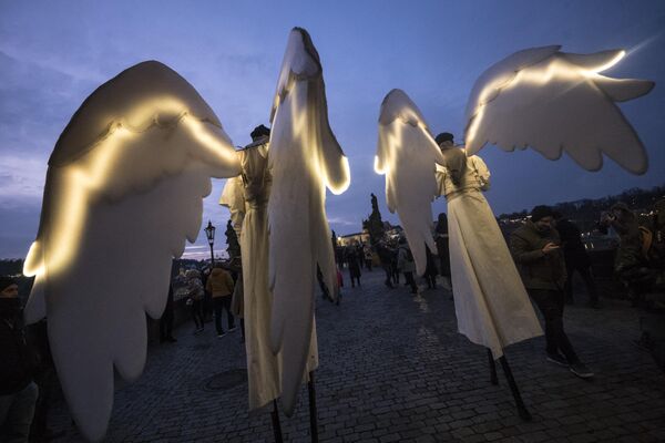 クリスマスパレードに天使の衣装を着て参加するパフォーマーら(写真：Michal Cizek / AFP)（チェコ・プラハ、11日） - Sputnik 日本