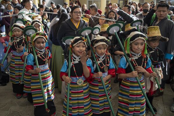 ダライ・ラマ法王14世がノーベル平和賞を受賞した日を記念し、伝統舞踊を披露するのを待機するチベットの子どもたち（インド・ダラムサラ、10日） - Sputnik 日本