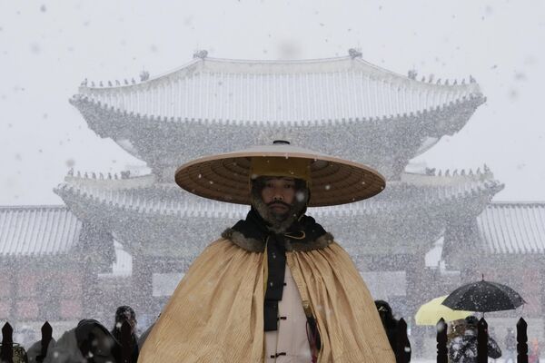 雪の中、景福宮の外に立つ警備員（韓国・ソウル、15日） - Sputnik 日本