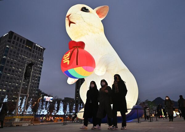 フェスティバルの中心的オブジェは来年の干支を象った、韓紙による巨大うさぎ。 - Sputnik 日本