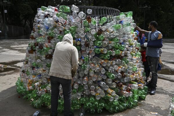 NPO兼NGOのオコ・スパイアーのメンバーらがプラスチックボトルでクリスマスツリーを作成中。ツリーはカラカス市中で集められた1万5000本のペットボトルで作られる。 - Sputnik 日本
