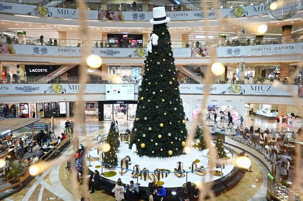 モスクワのショッピングモールに集まるブラックフライデーの買い物客。クリスマスシーズンの先駆けとして始まる大安売りの起源は19世紀にさかのぼるが、「ブラックフライデー」のターム誕生は1966年。 - Sputnik 日本