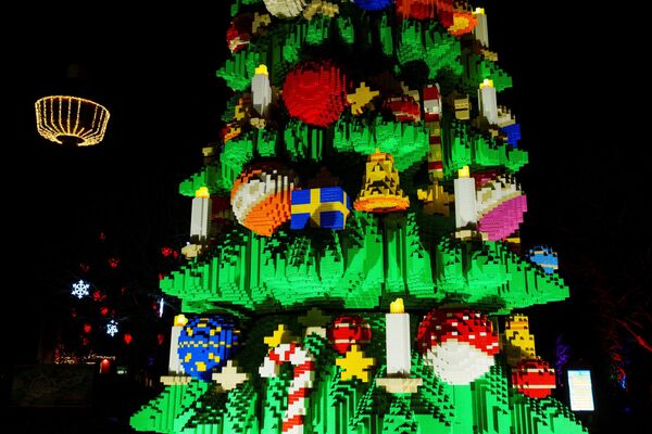 レゴだけで作られたクリスマスツリー。デンマーク、ビルンにあるレゴランドで2022年12月4日に撮影。 - Sputnik 日本