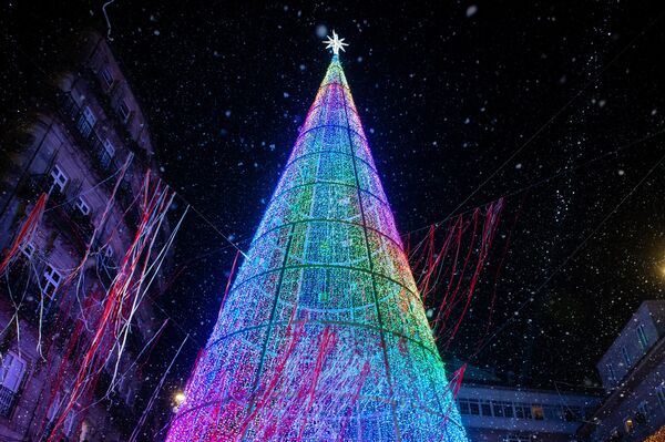 ライトアップのクリスマスツリー。2022年11月19日、スペイン北西部ビーゴのポルタ・ドゥ・ソル広場で撮影。 - Sputnik 日本