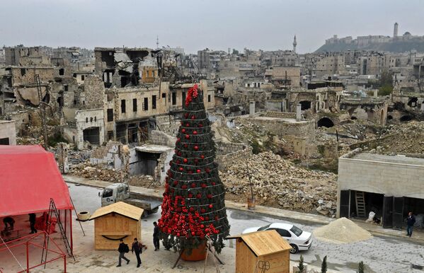 シリア最古の町のひとつ、北部のアレッポのアル・ハタブ広場にクリスマスツリーをたてる労働者たち。 - Sputnik 日本