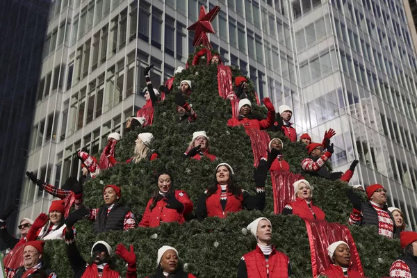 1. メイシーズのクリスマスツリーの前で観客に手を振るアーティスト。メイシーズの催すチャリティー・デーのパレードで。 - Sputnik 日本