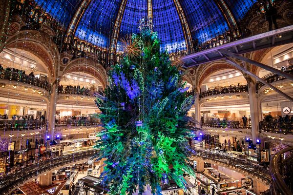 1. パリのギャラリー・ラファイエット百貨店のツリー。クリスマス用に飾りつけられたショーウィンドーのオープンに合わせて。 - Sputnik 日本