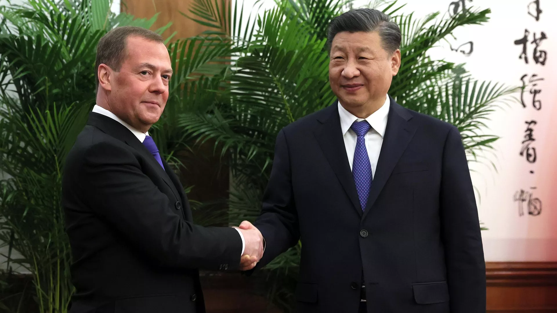 北京で会談するロシア安全保障会議副議長兼統一ロシア党の党首ドミトリー・メドベージェフ氏