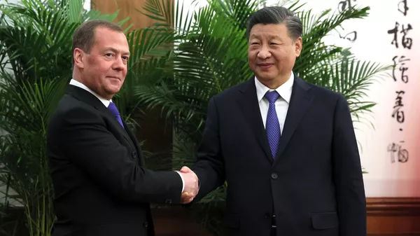 北京で会談するロシア安全保障会議副議長兼統一ロシア党の党首ドミトリー・メドベージェフ氏 - Sputnik 日本