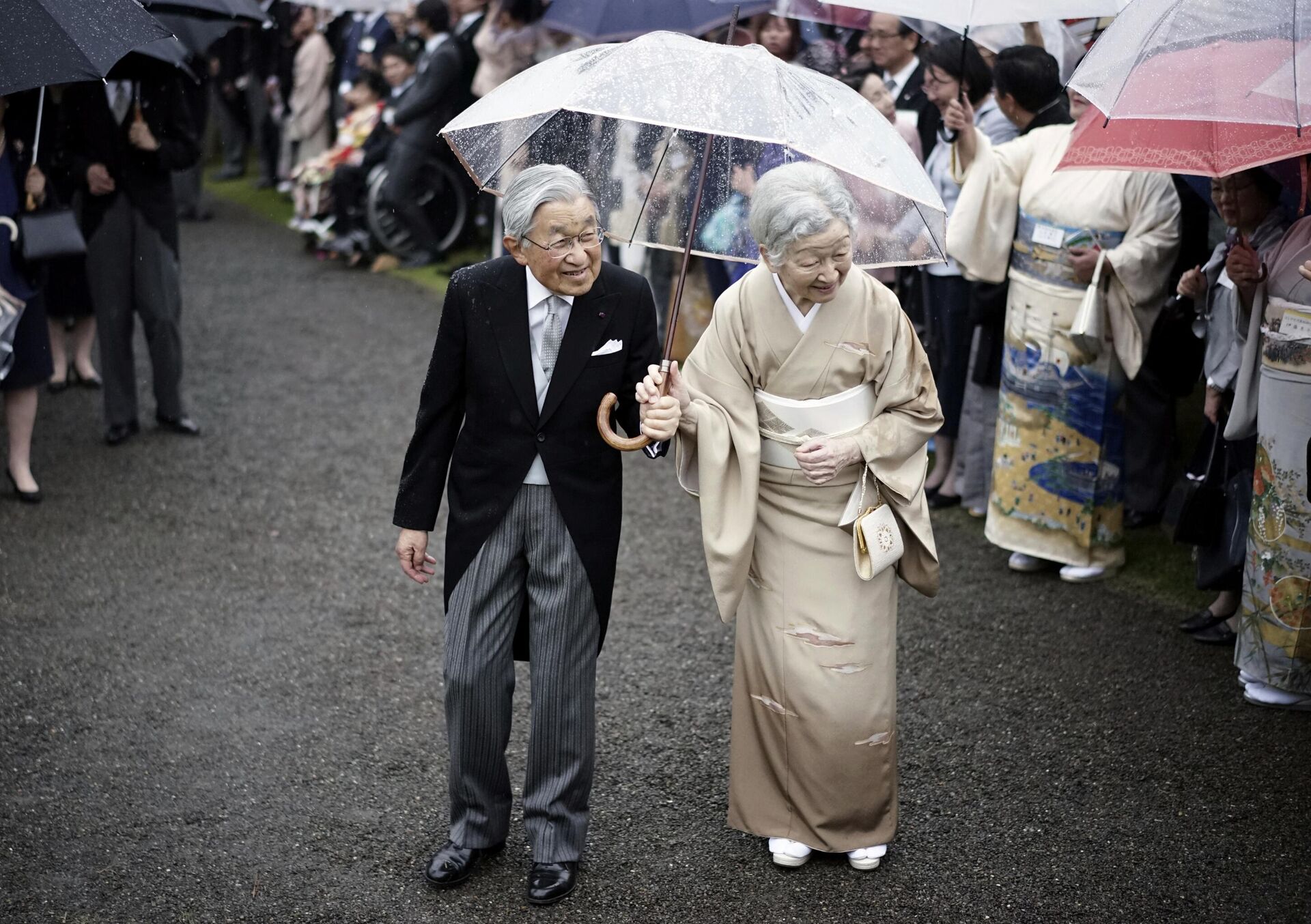 Император Японии Акихито и императрица Митико приветствуют гостей во время осенней вечеринки в императорском саду дворца Акасака в Токио - Sputnik 日本, 1920, 23.12.2022
