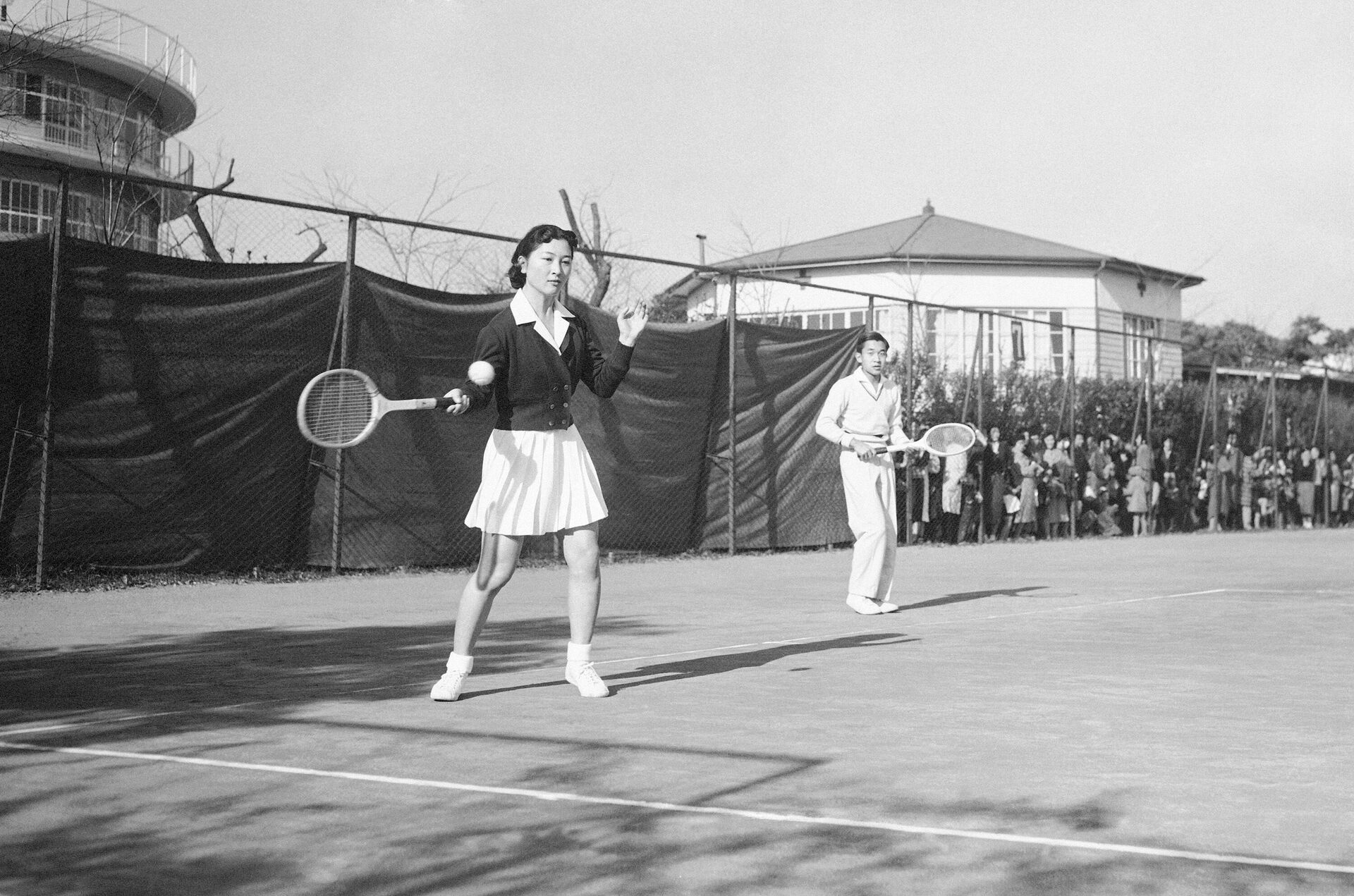 Наследный принц Акихито и Митико Седа во время матча на теннисном корте  - Sputnik 日本, 1920, 23.12.2022