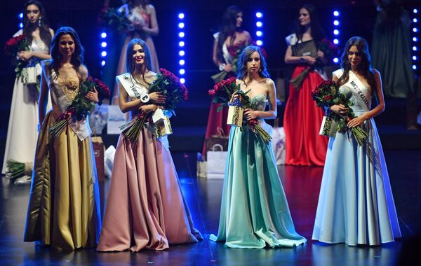 今年のミスCISに選ばれたカザフスタンのディアナ・ペルハノワさん、授賞の瞬間。ミスCISの開催は今年で2回目。開催地アルメニアには各国のコンテストを勝ち抜いた23人の美女が集まった - Sputnik 日本