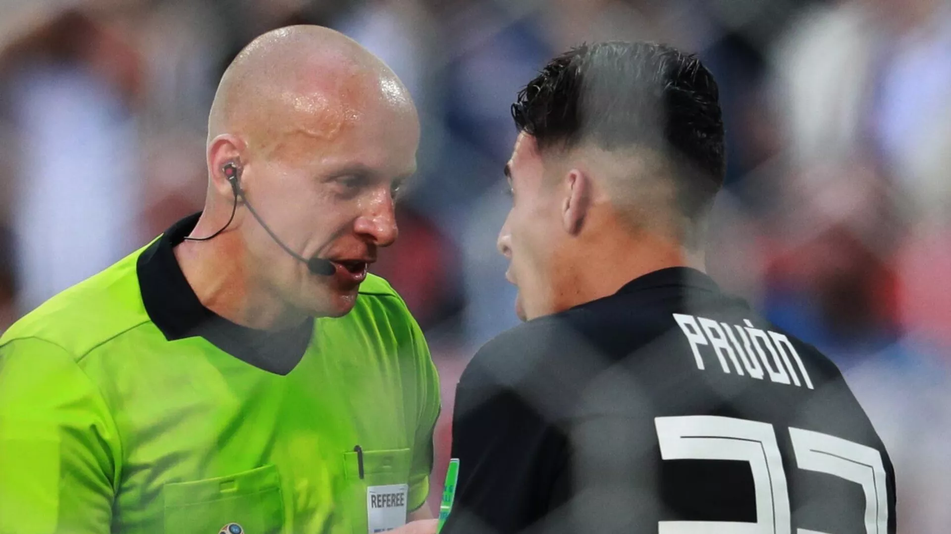 ポーランド出身で、W杯決勝の主審を務めたシモン・マルチニアク審判員（左）