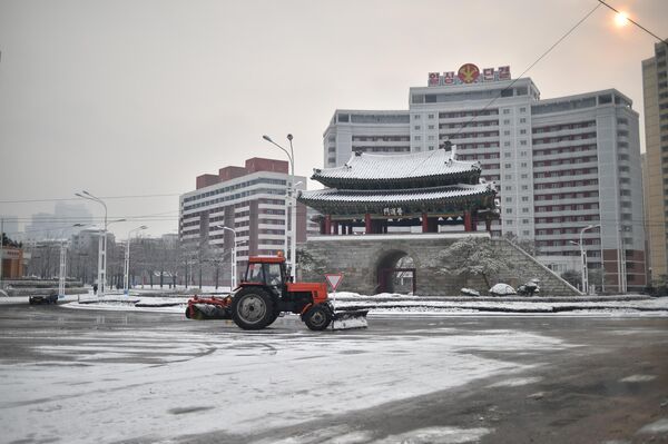 2022年12月3日、ピョンヤンで撮影。今年初めての降雪の後、使用された除雪車 - Sputnik 日本