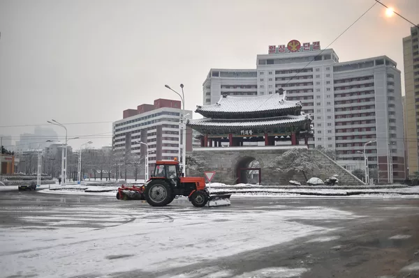 2022年12月3日、ピョンヤンで撮影。今年初めての降雪の後、使用された除雪車 2022年12月3日、ピョンヤンで撮影。今年初めての降雪の後、使用された除雪車 - Sputnik 日本