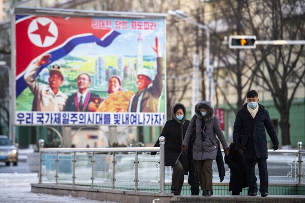 ピョンヤンの中心部を市民が歩く - Sputnik 日本