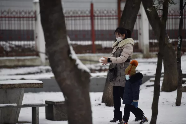 2022年12月3日に撮影。初雪が降ったピョンヤンのポトンガン地区で母親と子どもが散歩をしている 2022年12月3日に撮影。初雪が降ったピョンヤンのポトンガン地区で母親と子どもが散歩をしている - Sputnik 日本