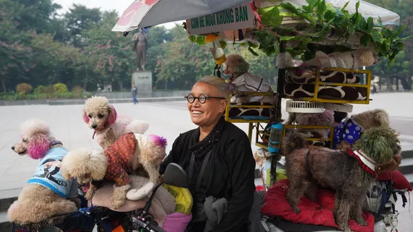 犬たちと朝の散歩をするクイさん - Sputnik 日本