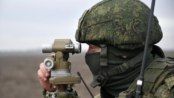 Военнослужащий МО РФ определяет азимут цели с помощью буссоли на Запорожском направлении - Sputnik 日本