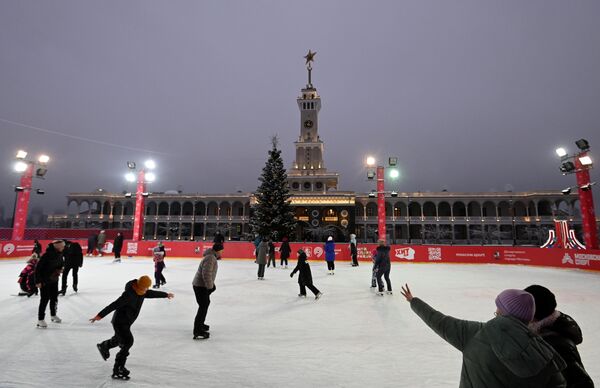 モスクワの天然氷でできたスケートリンクでスケートを楽しむ市民 - Sputnik 日本
