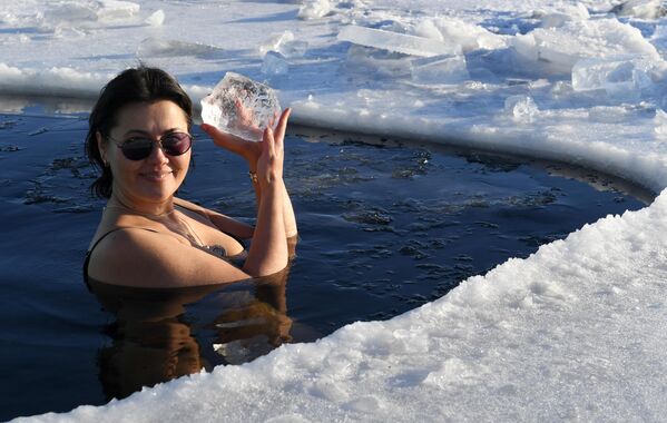クラスノヤルスクのイェニセイ川を泳ぐ女性 - Sputnik 日本