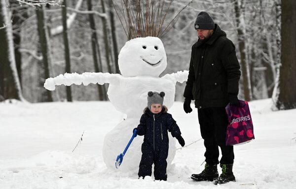 モスクワの公園で雪だるまを作る親子 - Sputnik 日本
