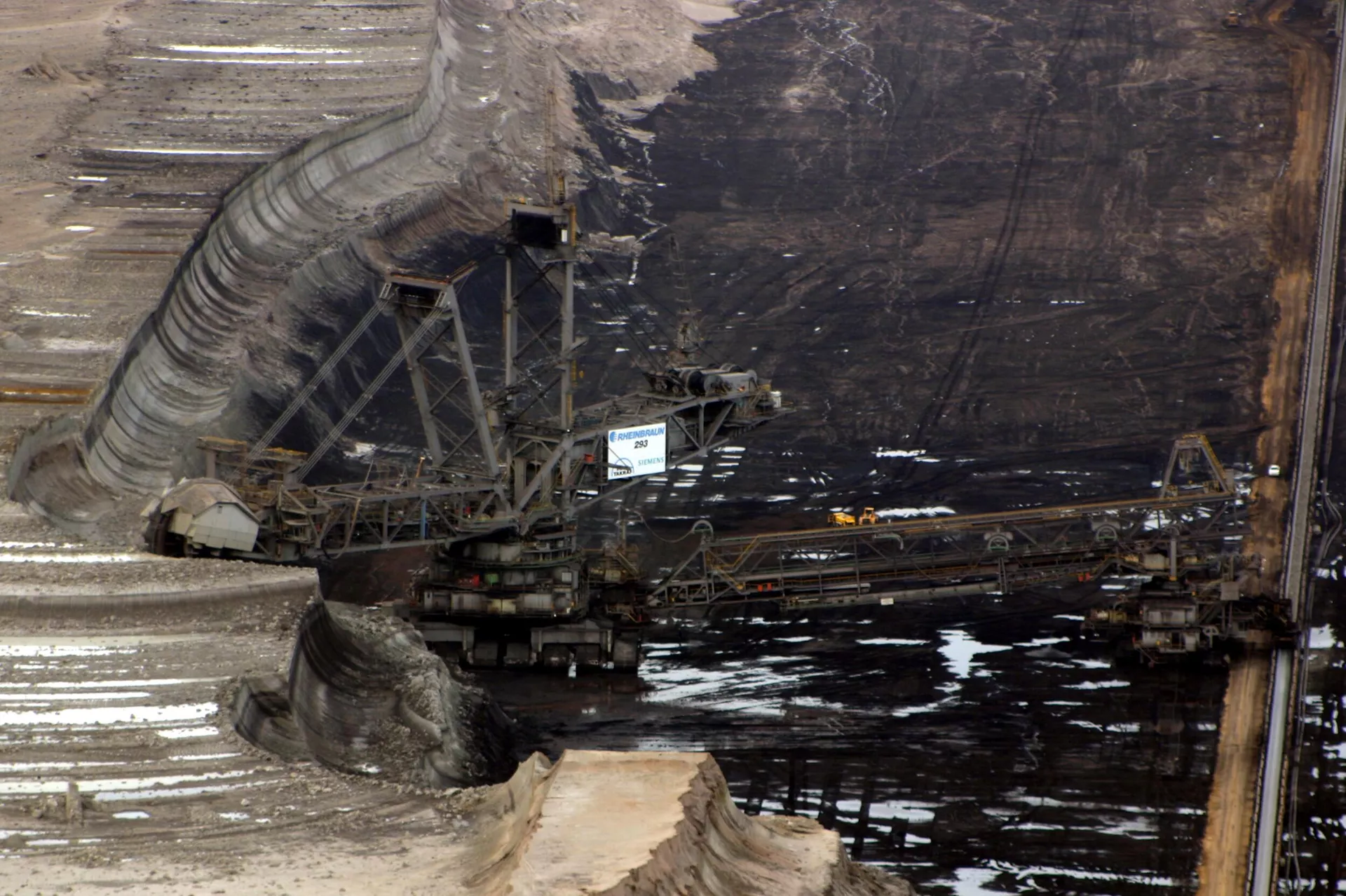 Гигантский роторный экскаватор Bagger 293 на буроугольной шахте Хамбах в Германии 