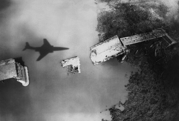 米軍の爆撃で破壊された北ベトナムのミー・ドゥオ橋、1965年4月、米偵察用F-101戦闘機から撮影 - Sputnik 日本