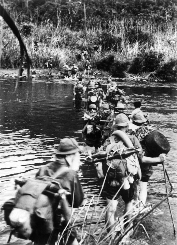 川を渡る南ベトナム軍の兵士ら、1968年9月、北ベトナムでの演習時 - Sputnik 日本