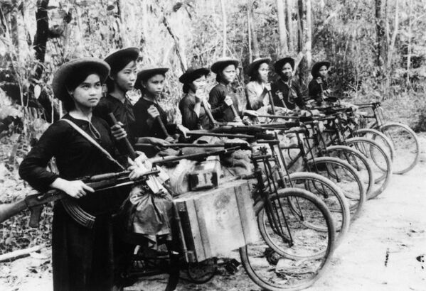 南ベトナム解放戦線と北ベトナム軍のために武器弾薬を自転車で運ぶ女性兵たち - Sputnik 日本
