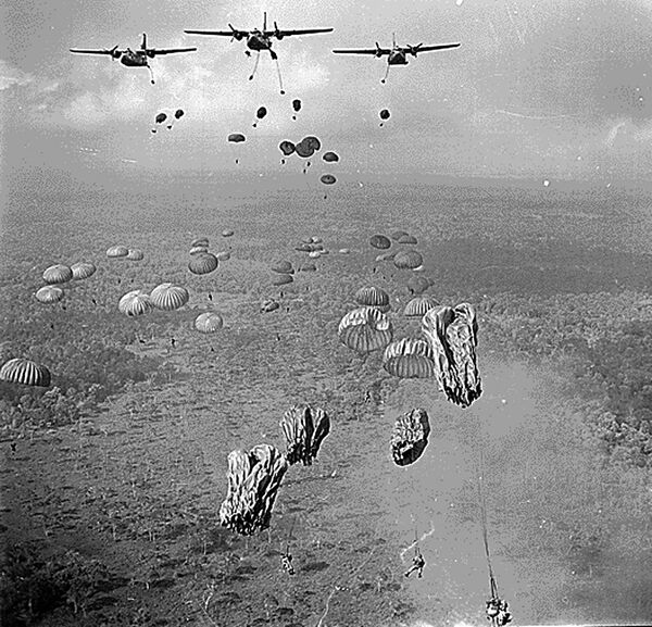 米空軍の輸送機C-123から飛び降りるベトナム人パラシュート降下隊、1963年3月、南ベトナムのタイニン省でのフィ・フォア作戦中に行われた空から占領をかける戦術 - Sputnik 日本