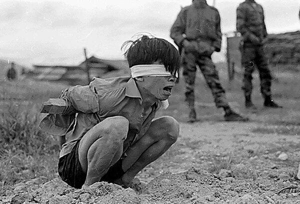 米軍特殊部隊А-109の尋問を待つ南ベトナム解放戦線の捕虜兵、1967年、ヒオングドィク - Sputnik 日本