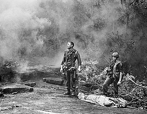 倒れた仲間を囲んでヘリコプターを待つ米兵たち、1966年、ベトナム共和国ロンカン省近郊のジャングルで - Sputnik 日本
