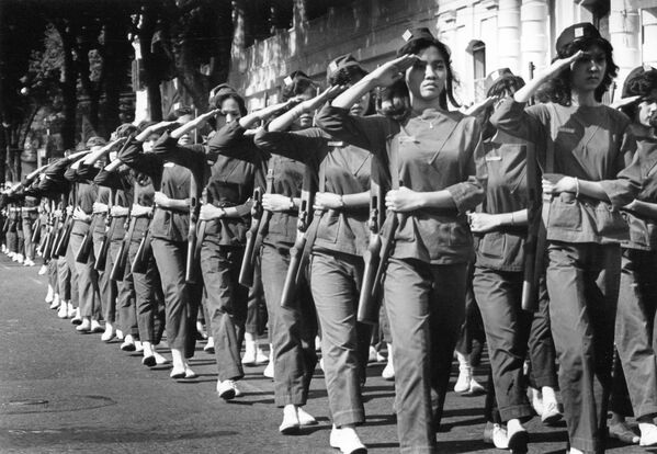 ベトナム共和国初代大統領夫人、マダム・ヌー氏の目前を行進する女性兵らが敬礼、1963年、サイゴンで軍事学校の卒業式 - Sputnik 日本