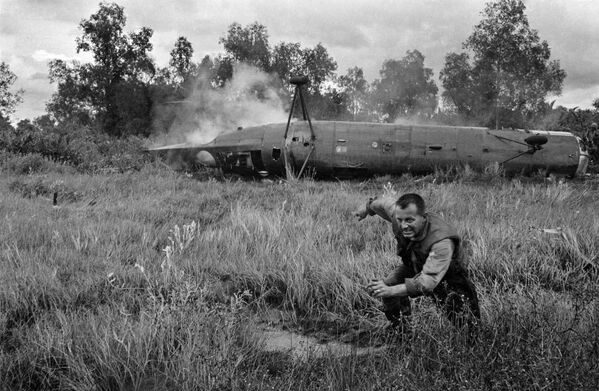米軍のヘリCH-21の墜落現場から逃げる米兵、南ベトナム - Sputnik 日本