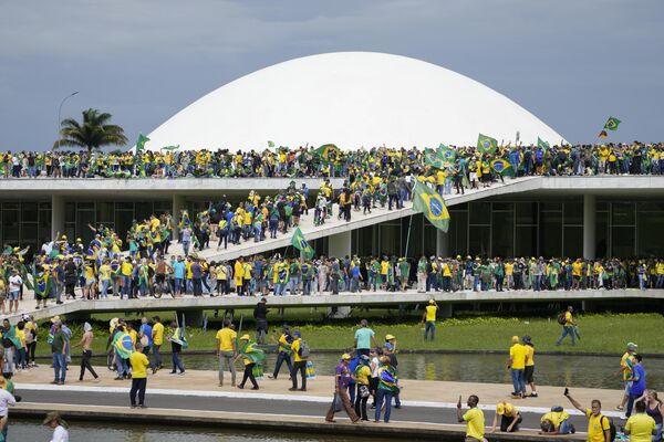 ブラジルのボルソナロ前大統領の支持者ら。ブラジルの国会議事堂周辺 - Sputnik 日本