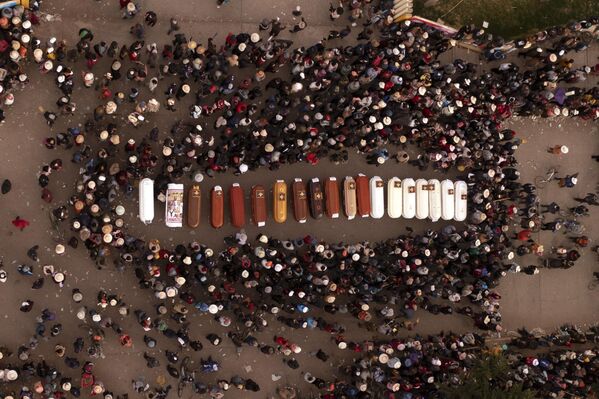 暴動で亡くなった人たちの別れの儀式を行うために遺体が納められた棺の周りに集まった地元住民たち。ペルー - Sputnik 日本