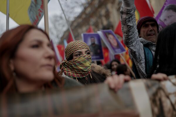 デモ行進のために集まったクルド人活動家たち。仏パリ - Sputnik 日本