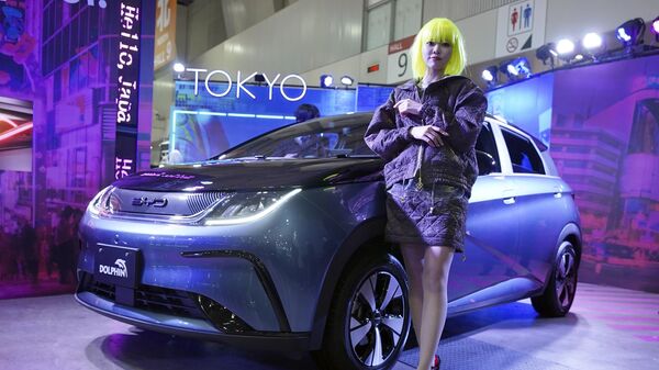 東京オートサロンで中国の自動車メーカー「BYD（比亜迪汽車）の電気自動車「DOLPHIN」の横でポーズをとるモデル - Sputnik 日本