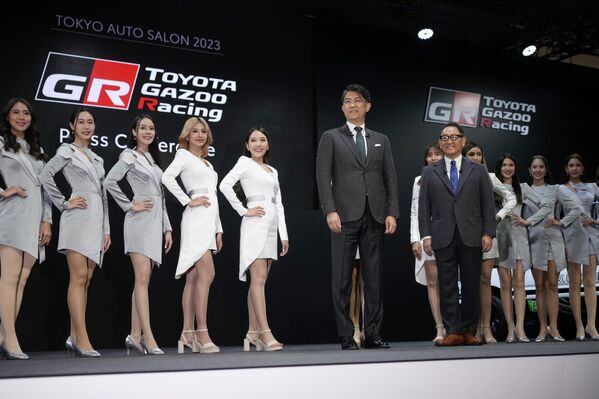 東京オートサロンにて、トヨタ自動車株式会社の豊田章男代表取締役社長と、Toyota Gazoo Racing Companyの佐藤幸治プレジデント - Sputnik 日本