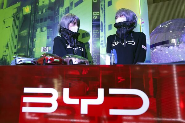 東京オートサロンに登場した中国自動車メーカー「BYD」の代表者ら - Sputnik 日本