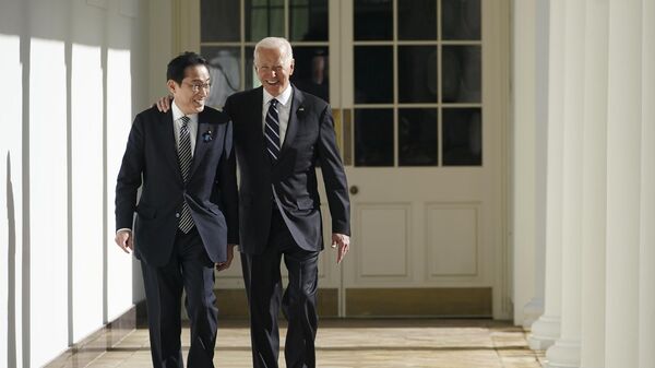 ホワイトハウスで談笑しながら歩く日本の岸田首相とバイデン米大統領 - Sputnik 日本