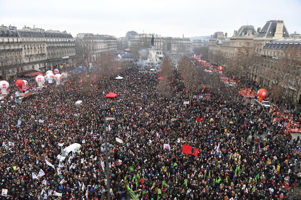 年金改革に反対してパリ、レピュブリック広場に集まる抗議市民 - Sputnik 日本