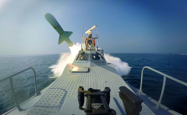 イランの海上軍事演習で軍艦からミサイルが発射、ペルシャ湾 - Sputnik 日本