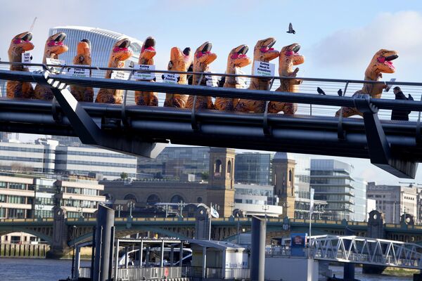 動物の倫理的扱いを求める会（PETA）の職員が恐竜のコスプレでロンドンのミレニアム歩道橋を渡る - Sputnik 日本