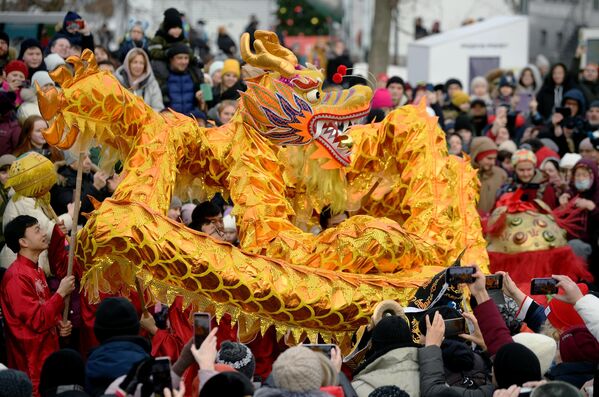 ロシア・モスクワ中心部で行われた旧正月を祝うフェスティバルで披露された、全長18メートルの龍舞（21日） - Sputnik 日本